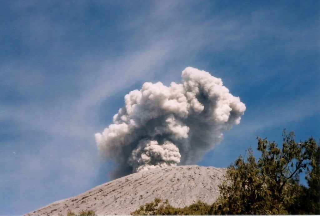 Semeru pogosto bruha ogenj
