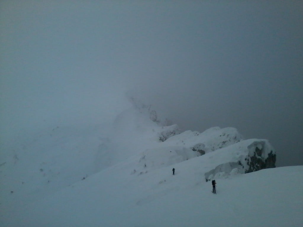 Megla odpriva turnim smučarjem z opastmi ovešen greben Raduhe