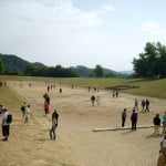 Sprva je bila edina disciplina iger na stadionu, ki je že v prvem obdobju sprejel do 40 tisoč gledalcev, tek na okrog 190 današnjih metrov. Tekmovali so goli, moteč spolni ud, pa so si smeli privezati s pripravo, imenovano kinodesme.