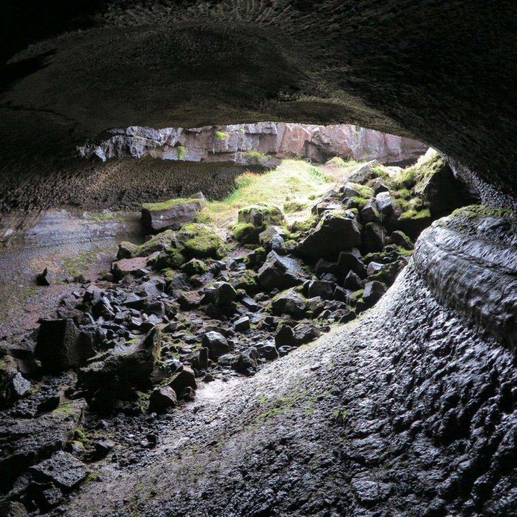 Podori stropa omogočajo dostop v lavino cev Langihellir s stalaktiti v smeri njenega toka