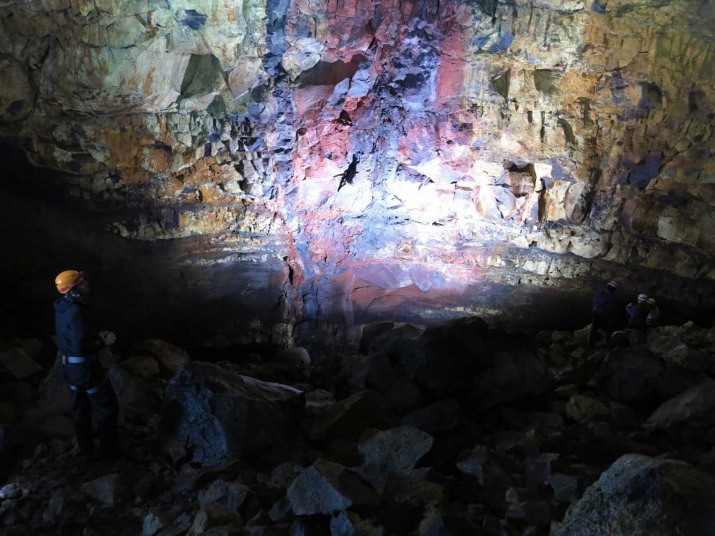 Pasovi različno obarvanih kamnin zaradi magmine vročine in stik s starim vulkanom (na levi)