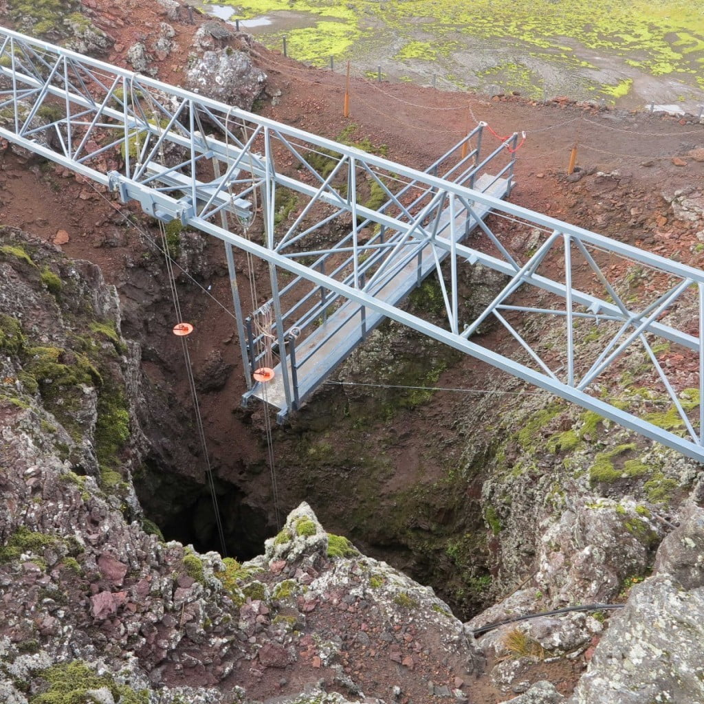 Kovinska konstrukcija dvigala nad vulkanskim žrelom