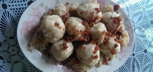 Krompirjevi cmoki s klobaso in zeljem