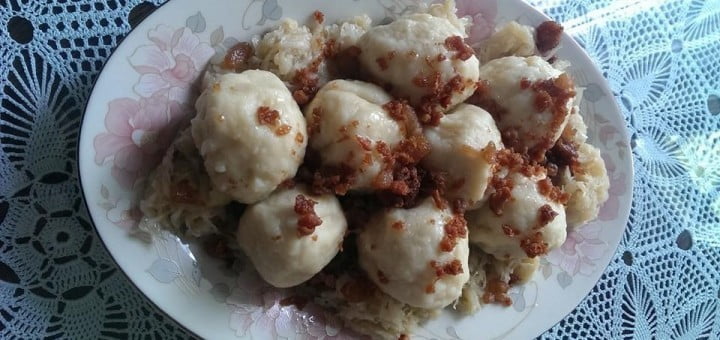 Krompirjevi cmoki s klobaso in zeljem