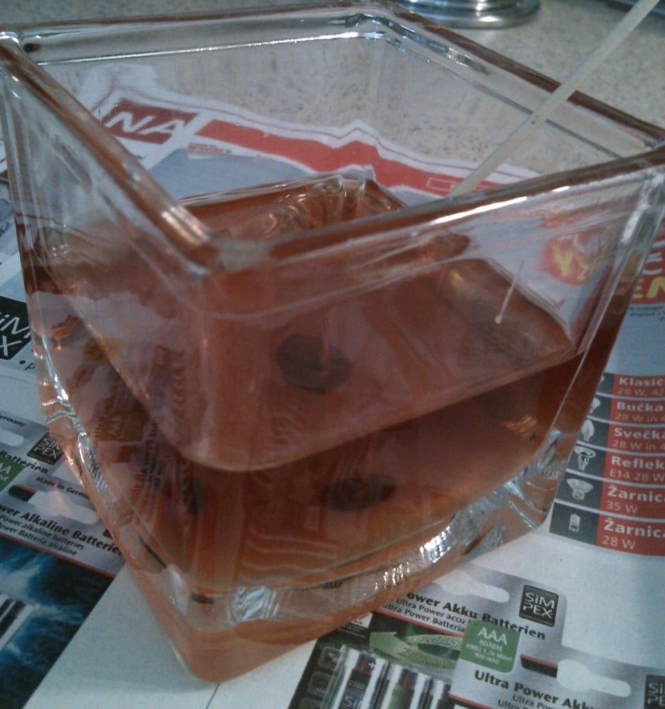 Stenj za sveče boste morali nekaj časa držati, da se vosek strdi.