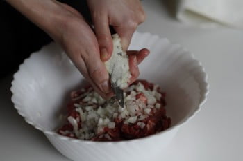 Priprava mesa za mesni burek