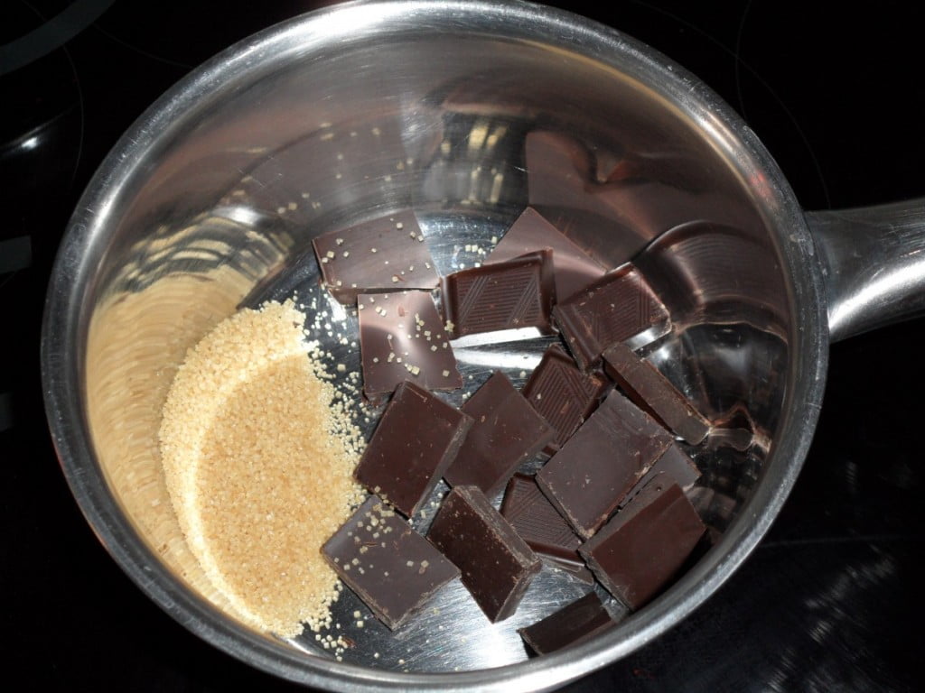 Priprava preliva za čokoslastne mafine Priprava preliva za čokoslastne mafine