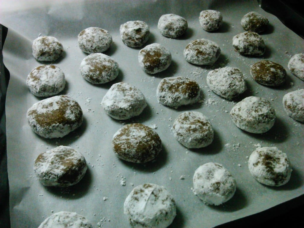 Tokrat sem naredila nekoliko večje čokoladne razpokančke (za dva oreha).