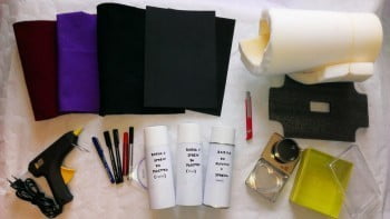 narNAREJENO DOMA: Škatlica za nakit  Idejo za doma narejene škatlice za shranjevanje nakita sem imela že dlje časa. Največkrat sem se na to spomnila zjutraj, ko sem v naglici iskala primeren kos nakita v košarici polni različnih modnih dodatkov. Odločitev je padla pred kratkim, ko sem pospravljala omaro v kateri hranim različne drobnarije za ustvarjanje in sem odkrila precej škatel, ki so bile že skoraj pozabljene. Izdelava je preprosta pa tudi materiala ne potrebujemo veliko, verjetno ga  že imate doma. Lahko se poigrate z različnimi oblikami in velikostmi, jih naredite zase, manjše pa lahko uporabite tudi kot darilno embalažo. Želim vam obilo ustvarjalnosti.    Material:  •	Škatlice  •	Pena  •	Filc, tanjša guma ali debelejša tkanina •	Akrilne barve  •	Segmentni nož in škarje  •	Ravnilo  •	Pištola za lepljenje     Priprava  Najprej izberite primerne škatlice, ki morajo biti dovolj globoke, da lahko vanje vstavimo prstane ali uhane. Sama sem uporabila škatlice, ki sem jih našla kar doma. Odločila sem se za takšne, ki imajo pokrov, da je nakit zaščiten pred prahom. Priporočam plastične, preprostih oblik, saj se jih lažje pobarva, seveda pa je izbira materiala vaša odločitev, tudi kovinske ali lesene so povsem primerne.  Če želite škatlice pobarvati, izberite barve v pršilu, ki omogočajo enakomernejši in enostavnejši nanos.  Podloga je sestavljena iz dveh delov, debelejše pene in filca za končni izgled. Za zgornji del lahko uporabite tudi tanjšo gumo ali kakšno drugo tkanino. Sama sem imela na voljo dve različni peni, eno mehkejšo in debelejšo in drugo bolj kompaktno. Za bolj primerno se je izkazala kompaktnejša pena, saj jo je lažje rezati, pa tudi prstani se je vanjo bolje uležejo.   Barvanje  Pred barvanjem dobro očistite vse površine, ki jih želite pobarvati. Postopek opravite na prostem in se držite navodil proizvajalca. Ta del zahteva največ potrpežljivosti, ker je ponavadi potrebno nanesti več slojev, vmes pa je treba počakati, da se barva temeljito posuši. Če želite lahko uporabite različne barve, na škatlo pa lahko nalepite steklene kristalčke ali pa jih porišete po vaši želji. Bodite kreativni.                       Izdelava polnila  Na polnilo zarišite obris škatlice, ki jo boste uporabili nato s škarjami izrežite po notranji strani linije, če je potrebno, polnilo tudi stanjšajte. Enako naredite tudi s filcem na katerega narišete črte za zareze in jih izrežite.    Če boste škatlice uporabljali samo za uhane, ni potrebno delati zarez, saj jih lahko samo zapičite v podlago. Filc nato z vročim ali drugim primernim lepilom pritrdite na penasto podlago, dovolj je da ga pričvrstite samo pri robovih. S segmentnim nožem naredite zareze še v spodnjo podlago, tako da sledite liniji že narejenih zarez.                        Škatlica je končana in pripravljena, da vanjo shranite svoj nakit.ejeno-doma-skatljica-za-nakit1