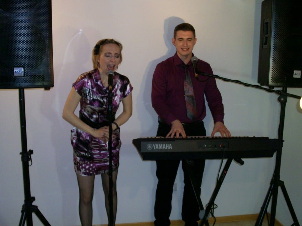 Duo Kasiopeja sta sinonim za prijetno druženje in vokalno instrumentalno ujemanje.