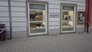 Oborožen rop prodajalne Slowatch v Mariboru