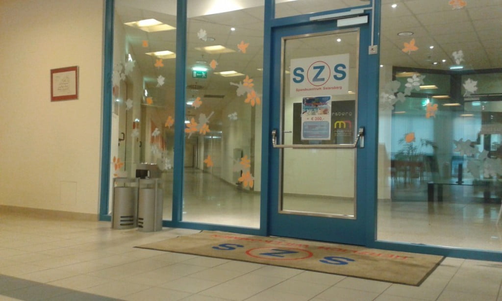 V center za darovanje vstopite skozi ta vrata