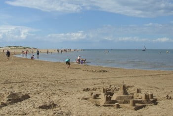 na plaži se da odlično graditi peščene gradove 