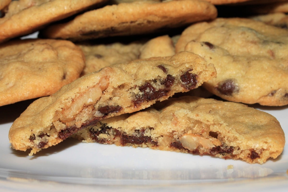 Recept: Ameriški piškoti s koščki čokolade in orehi