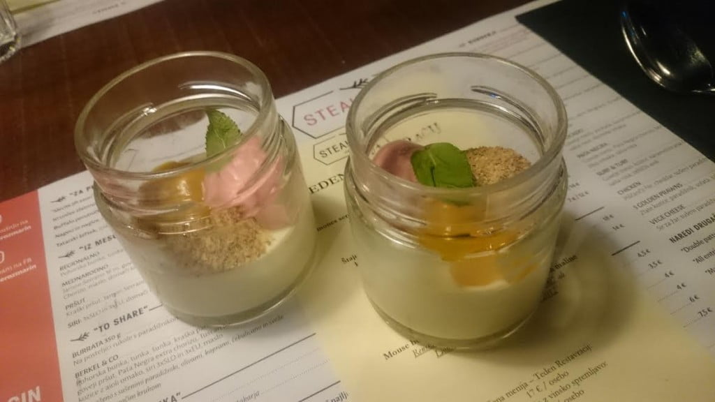 Narava v treh hodih v restavraciji Steakhouse Mouse bele čokolade in medu, mangova krema in maline