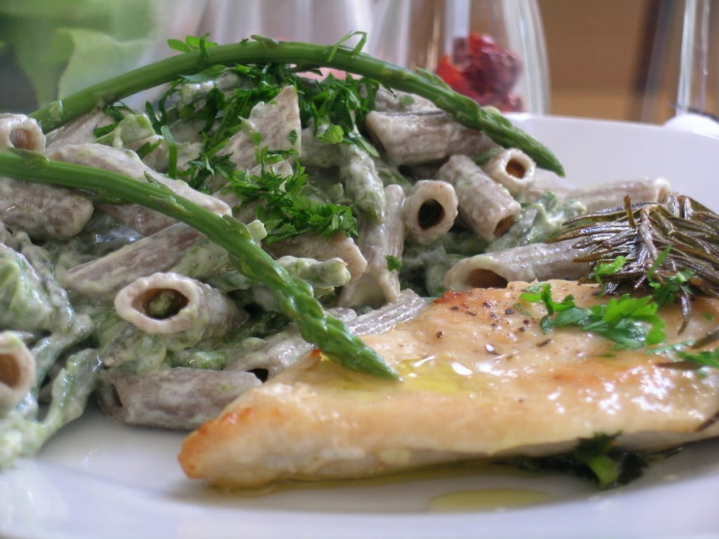 ajdovi-peresniki-z-divjimi-sparglji-10