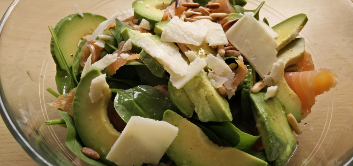 Solata z mlado špinačo, lososom in avokadom