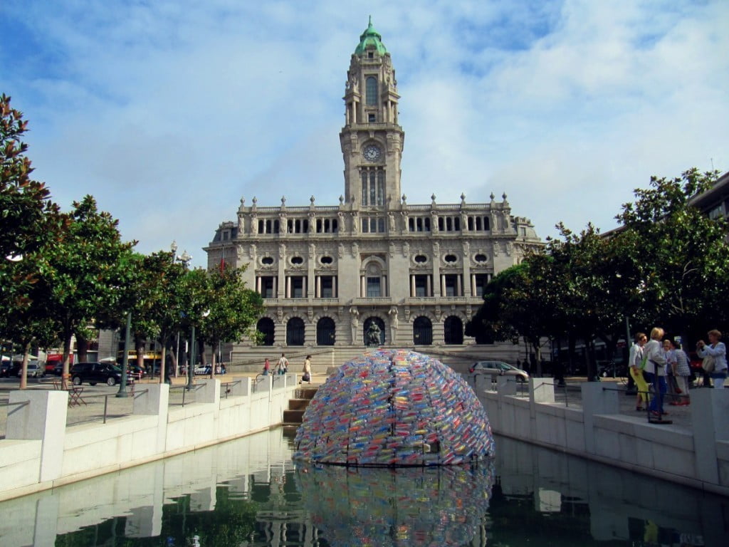 Mestna hiša in vodnjak