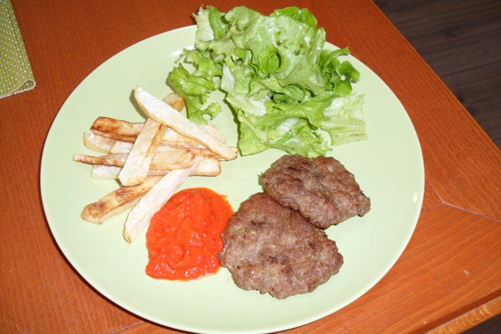 Pleskavica s pečenim »krompirčkom«