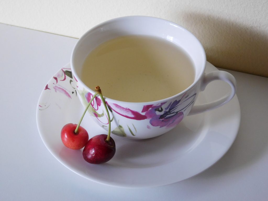 Češnja in čaj iz češnjevih pecljev