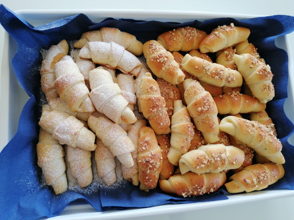 Mehki čokoladni rogljički z jogurtom