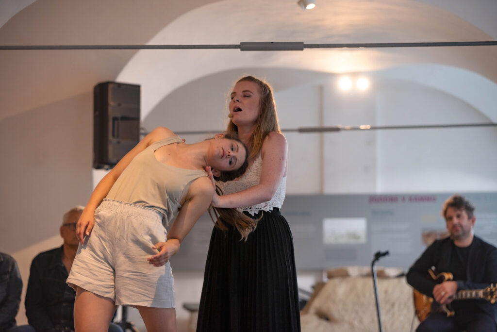 Patricija Crnkovič in Teja Poljanšek: Vmesni obred