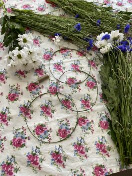 Čarobni Midsommar na Švedskem: plesi, cvetlične krone in sladke jagode