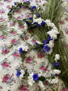 Čarobni Midsommar na Švedskem: plesi, cvetlične krone in sladke jagode