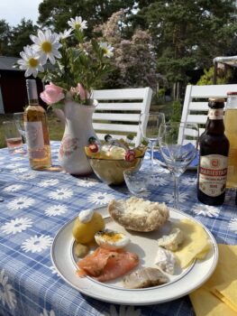 Čarobni Midsommar na Švedskem: plesi, cvetlične krone in sladke jagode