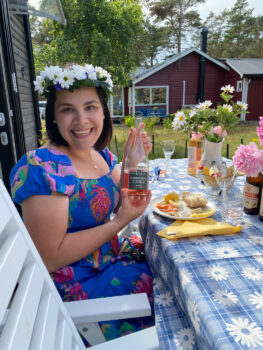 Čarobni Midsommar na Švedskem: plesi, cvetlične krone in sladke jagode