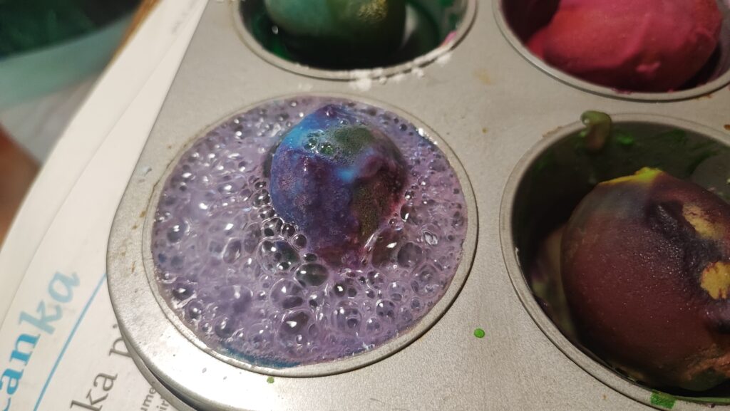 Barvanje pirhov s sodobikarbono