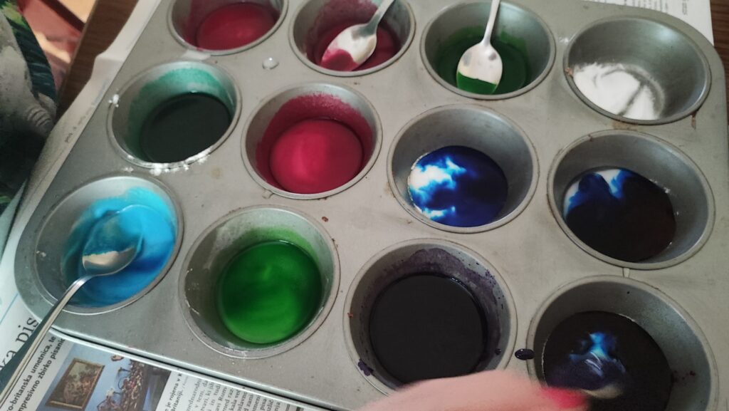 Barvanje pirhov s sodobikarbono