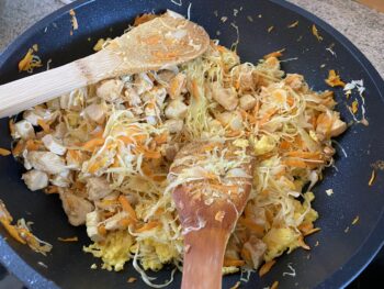 Recept za pad thai s piščancem ali rakci