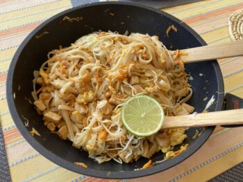 Recept za pad thai s piščancem ali rakci