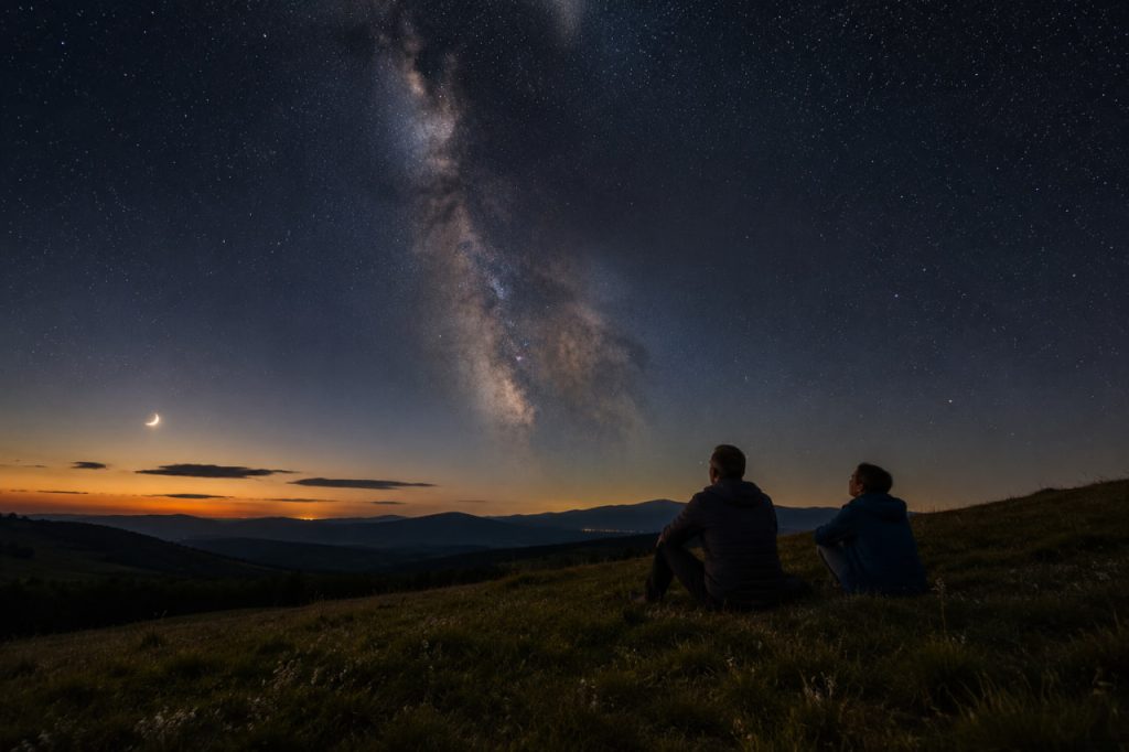 Poletno nočno nebo z Rimsko cesto, Luno in opazovalcem pod zvezdami