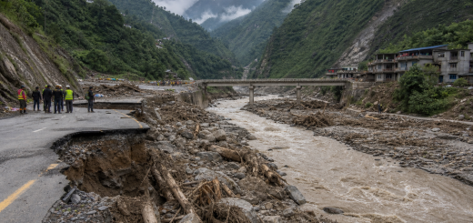 Posledice nenadne poplave v gorski dolini v Nepalu