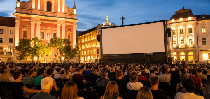 Večerni kino na prostem na Kongresnem trgu v Ljubljani.