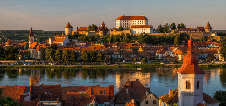 Ptujsko staro mestno jedro in grad nad Dravo.